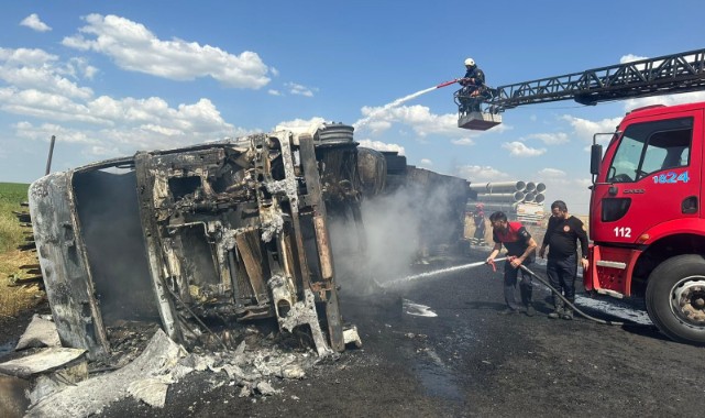 Şanlıurfa'da feci kaza! Kereste yüklü tır yandı