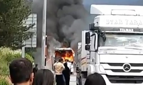 Seyir halindeki otobüste yangın çıktı
