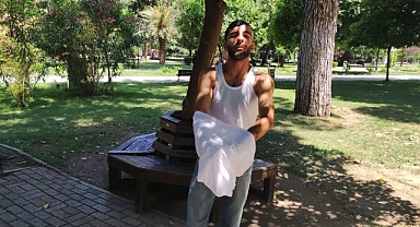 Sıcaktan bunalan genç, tişörtünü çıkartıp gezdi