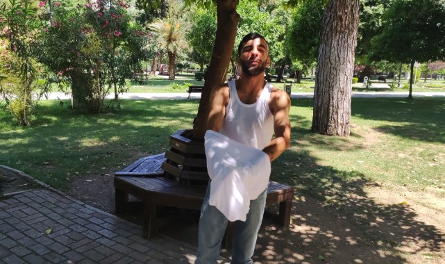 Sıcaktan bunalan genç, tişörtünü çıkartıp gezdi