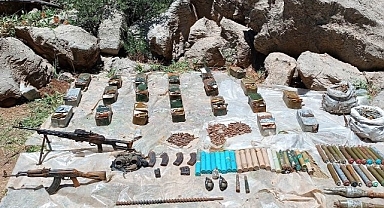  Teröristlere ait çok sayıda silah ve mühimmat ele geçirdi