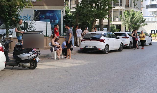 Adana'da deprem: Kimi valizini, kimi bebeğini alıp sokağa koştu