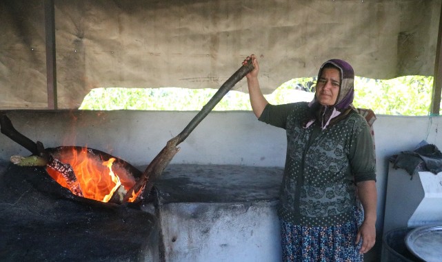 Afrika sıcaklarında tandır başında ekmek yapıyor!