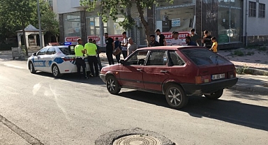 Aniden yola çıkan 3 çocuğa otomobil çarptı