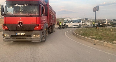 Başkentte işçileri taşıyan servis aracı kamyonla çarpıştı: 10 yaralı