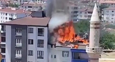 Çatı katı alev alev yandı