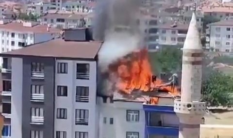Çatı katı alev alev yandı