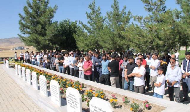  Diyarbakır’da PKK’nın 31 yıl önce katlettiği 2’si çocuk 10 kişi anıldı