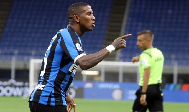 Everton, Ashley Young’ı transfer etti
