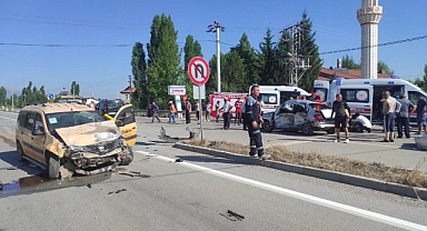 Hafif ticari araçla otomobil çarpıştı: 1 ölü, 1 yaralı