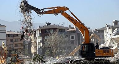 Hatay'da ağır hasarlı binaların yıkımı devam ediyor