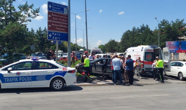 İki otomobil kavşakta kafa kafaya çarpıştı; 6 yaralı
