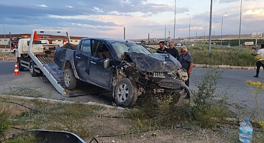 İşçi servisi ile kamyonet çarpıştı: 21 yaralı