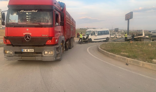 İşçileri taşıyan servis aracı kamyonla çarpıştı: 10 yaralı