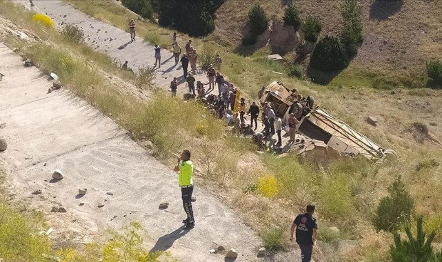 Kars'ta yolcu otobüsü devrildi! 7 ölü, 22 yaralı