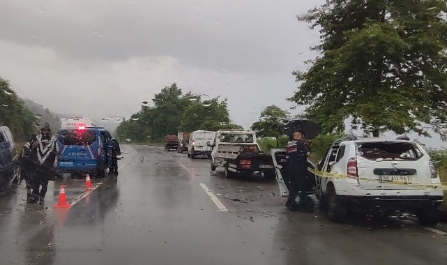 Karşı şeride geçen otomobil minibüsle çarpıştı: 1 ölü, 10 yaralı