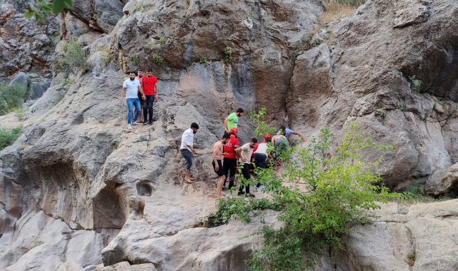 Kayalıklardan düşen genç yaralandı