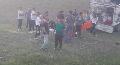 Kayısı işçilerini taşıyan kamyonet kaza yaptı: 12 yaralı