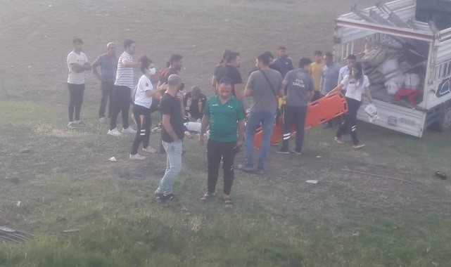 Kayısı işçilerini taşıyan kamyonet kaza yaptı: 12 yaralı