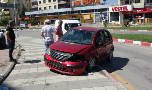 Kontrolden çıkan araç refüje çarptı: 2 yaralı