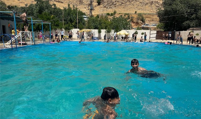  Mardin'de sıcaktan bunalan vatandaşlar Gurs Vaidisi'ne akın ediyor