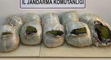 Menfez altına gizlenmiş 59 kilo esrar ele geçirildi