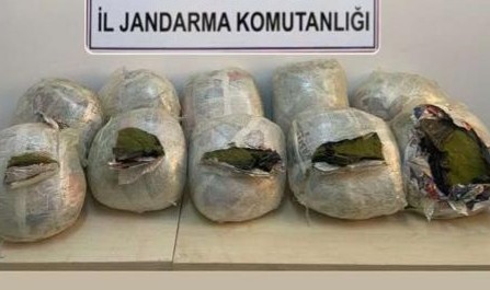 Menfez altına gizlenmiş 59 kilo esrar ele geçirildi