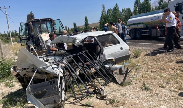 Minibüs ile otomobil kafa kafaya çarpıştı: 2 ölü, 1 yaralı