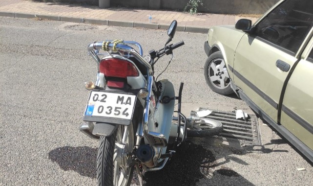Motosiklet ile otomobil çarpıştı: 1 yaralı