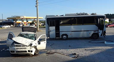 Otel servisi ile otomobil çarpıştı: 4 yaralı