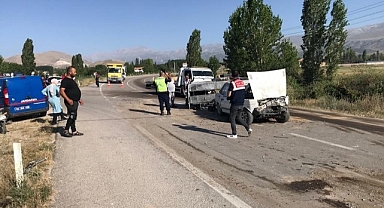 Otomobil ile kamyonet çarpıştı: 1 ölü