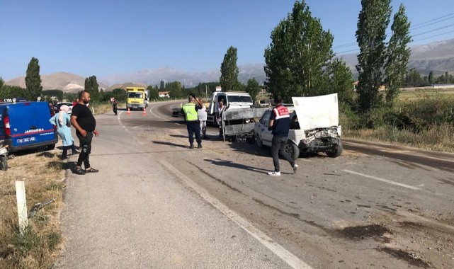 Otomobil ile kamyonet çarpıştı: 1 ölü