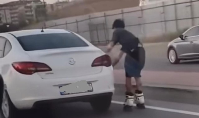 Otomobile tutunarak yolculuk yaparak canını hiçe saydı!