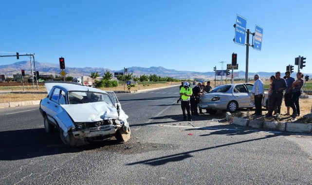 Otomobiller çarpıştı: Yaralılar var