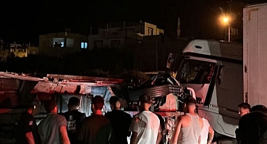 Sebze ve meyve yüklü kamyonetle tır çarpıştı