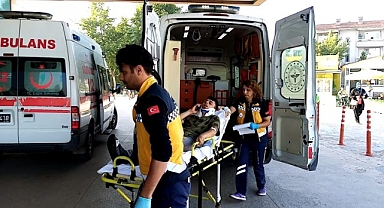Servis minibüsü otomobile çarptı: 4 yaralı