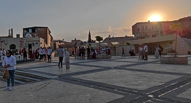 Sıcak havalara rağmen turist akını sürüyor