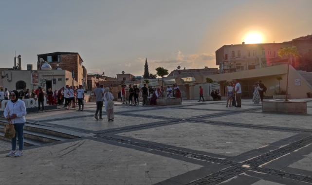 Sıcak havalara rağmen turist akını sürüyor
