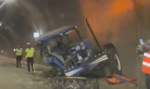 Tünel içerisinde tır ile traktör çarpıştı: 2 yaralı