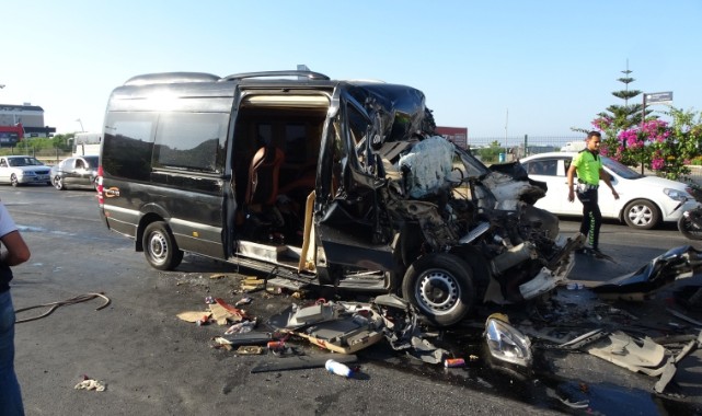 Tur minibüsü tıra arkadan çarptı: 2 ölü, 6'sı ağır 10 turist yaralı