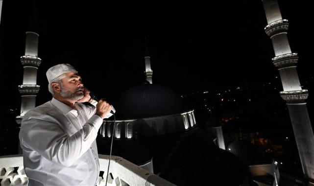 Ülke genelindeki camilerde sela okundu