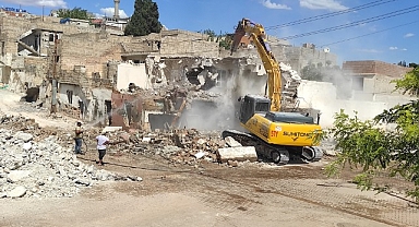 Urfa'da selden önce kamulaştırılan yapıların yıkımı sürüyor