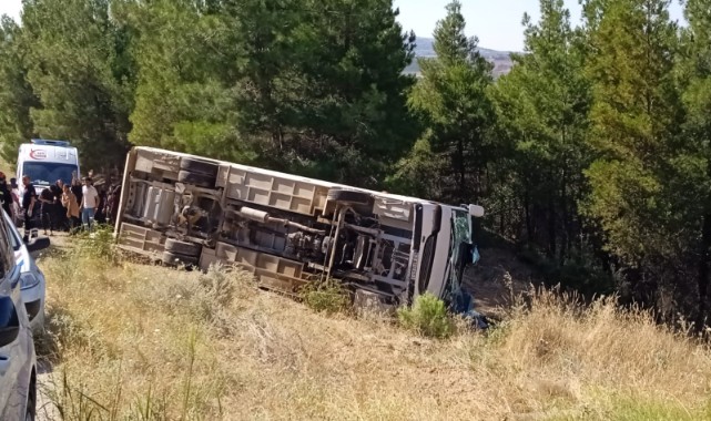 Urfa’dan Denizli’ye gelen işçileri taşıyan servis devrildi