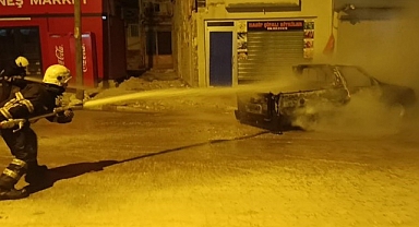 Yanan araç itfaiye ekibi tarafından söndürüldü