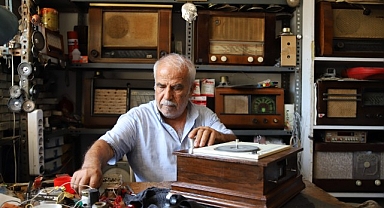 100 yıllık radyolara gözü gibi bakıyor