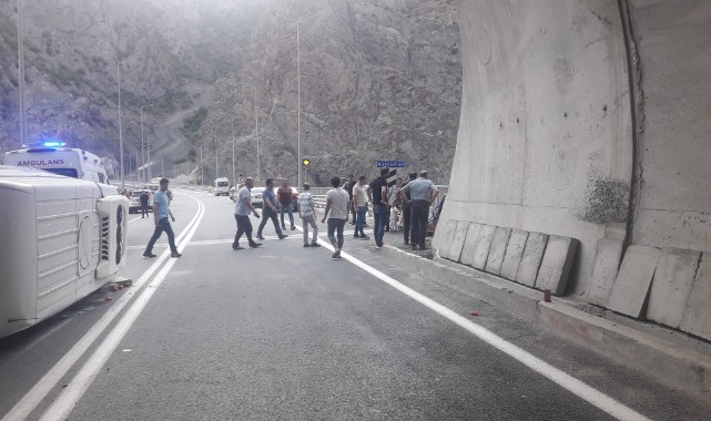 Artvin'de minibüs devrildi: 11 yaralı