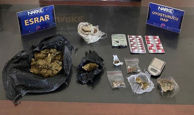 Aşağı sakal, yukarı bıyık, ortası uyuşturucu