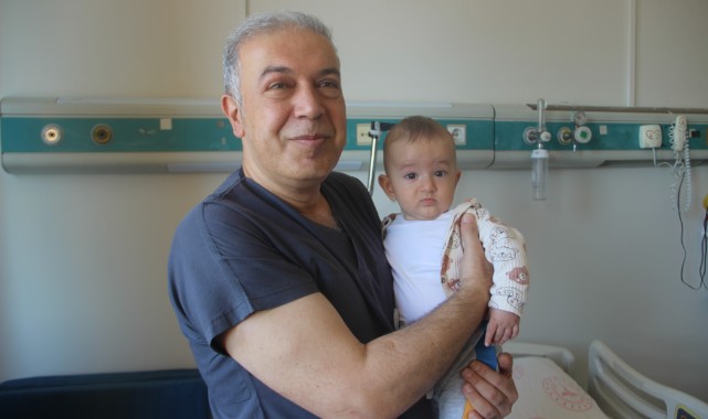 Boğazına çengelli iğne kaçan bebek Şanlıurfa'da sağlığına kavuştu