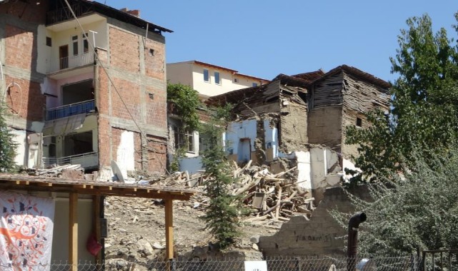 Depremlerle sarsılan Yeşilyurt’ta endişeli bekleyiş