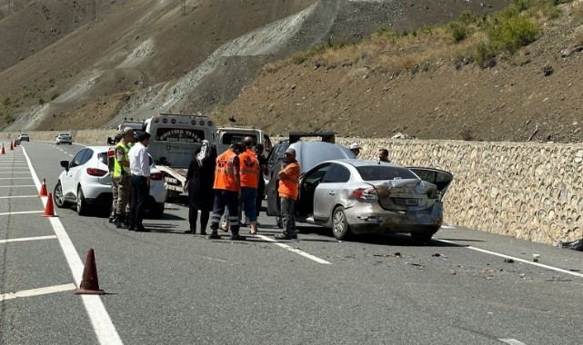Erzincan’da trafik kazası: 1 ölü, 6 yaralı